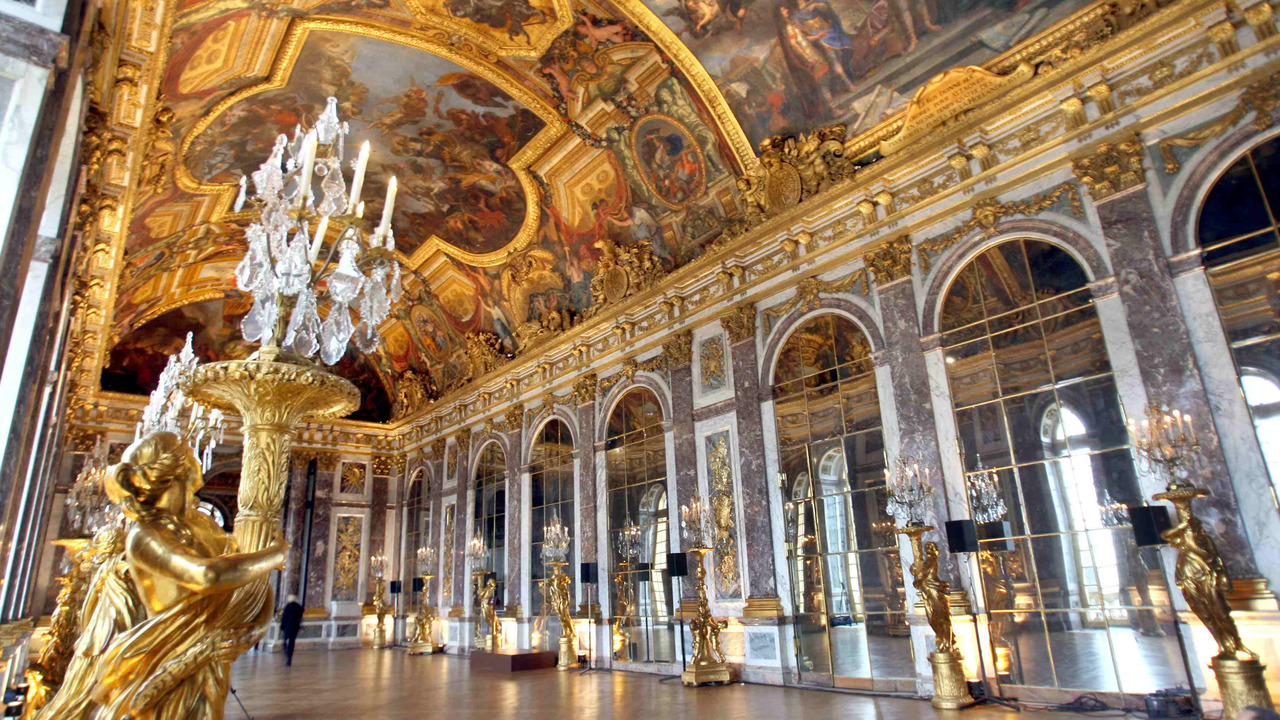 Галереи версаля. Зеркальная галерея Версальского дворца. Зеркальный зал Версальского дворца. Версаль Франция. Зеркальная комната в Версале.